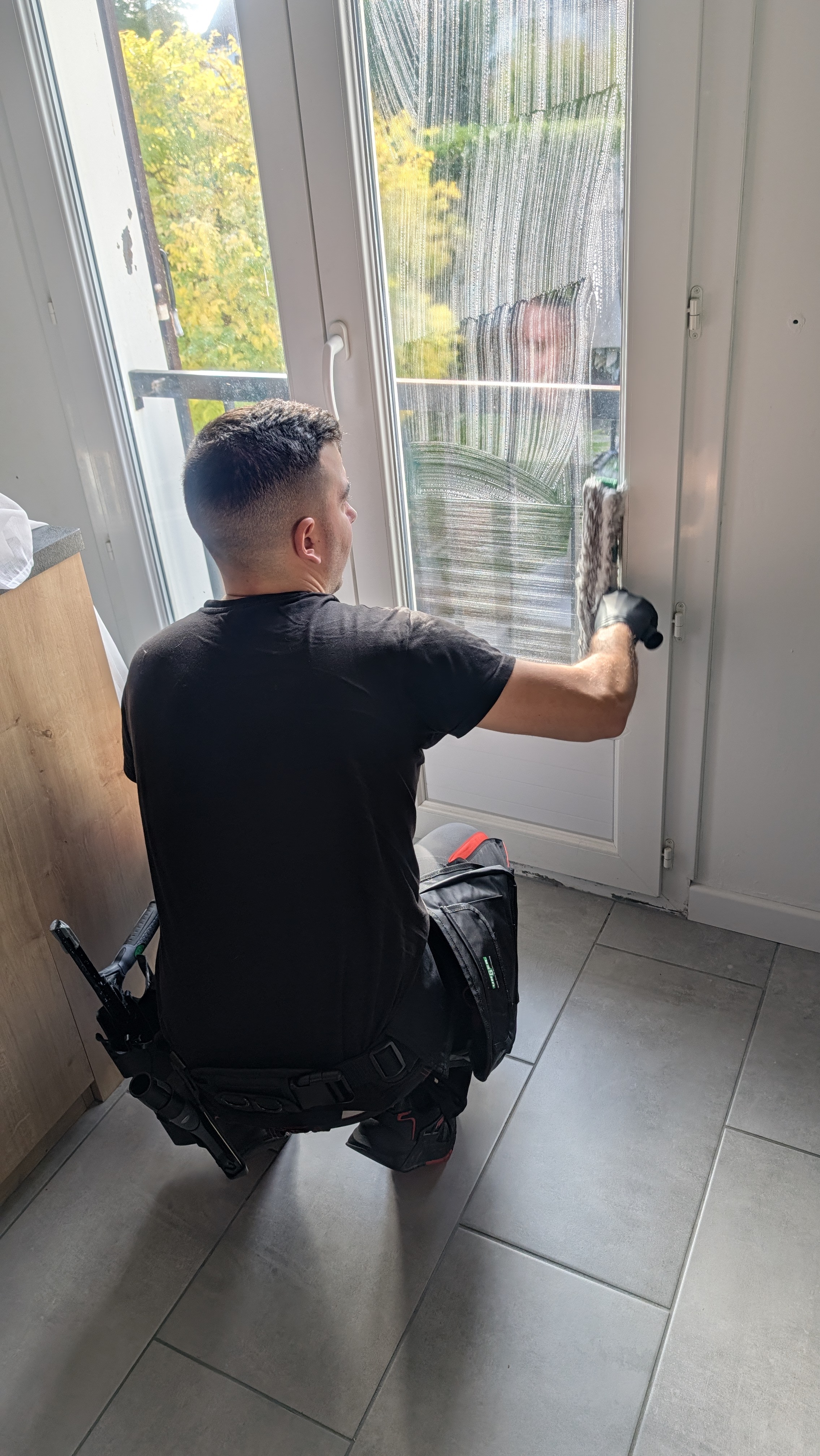 Lavage d’une porte vitrée au mouilleur chez un particulier