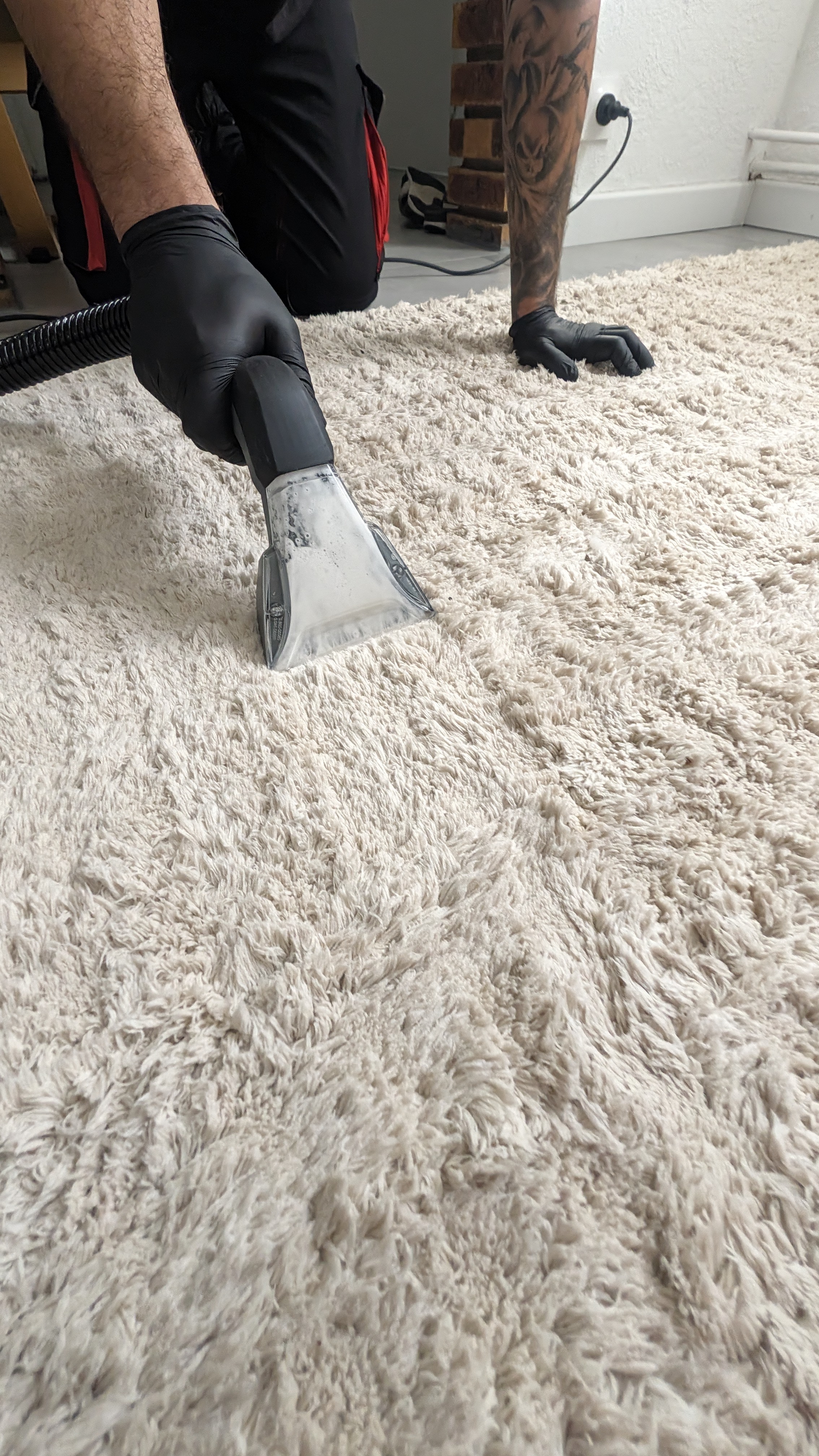 Nettoyage d’un tapis clair avec un injecteur-extracteur