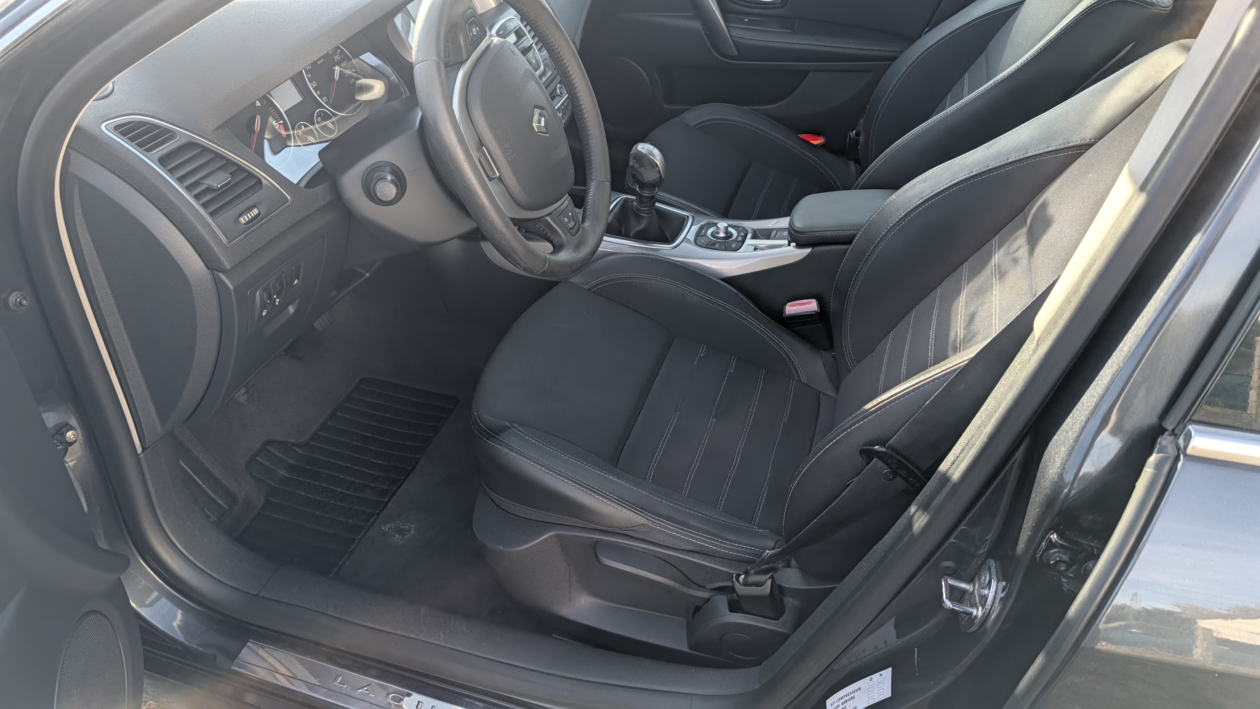 Intérieur de Renault Laguna après lavage