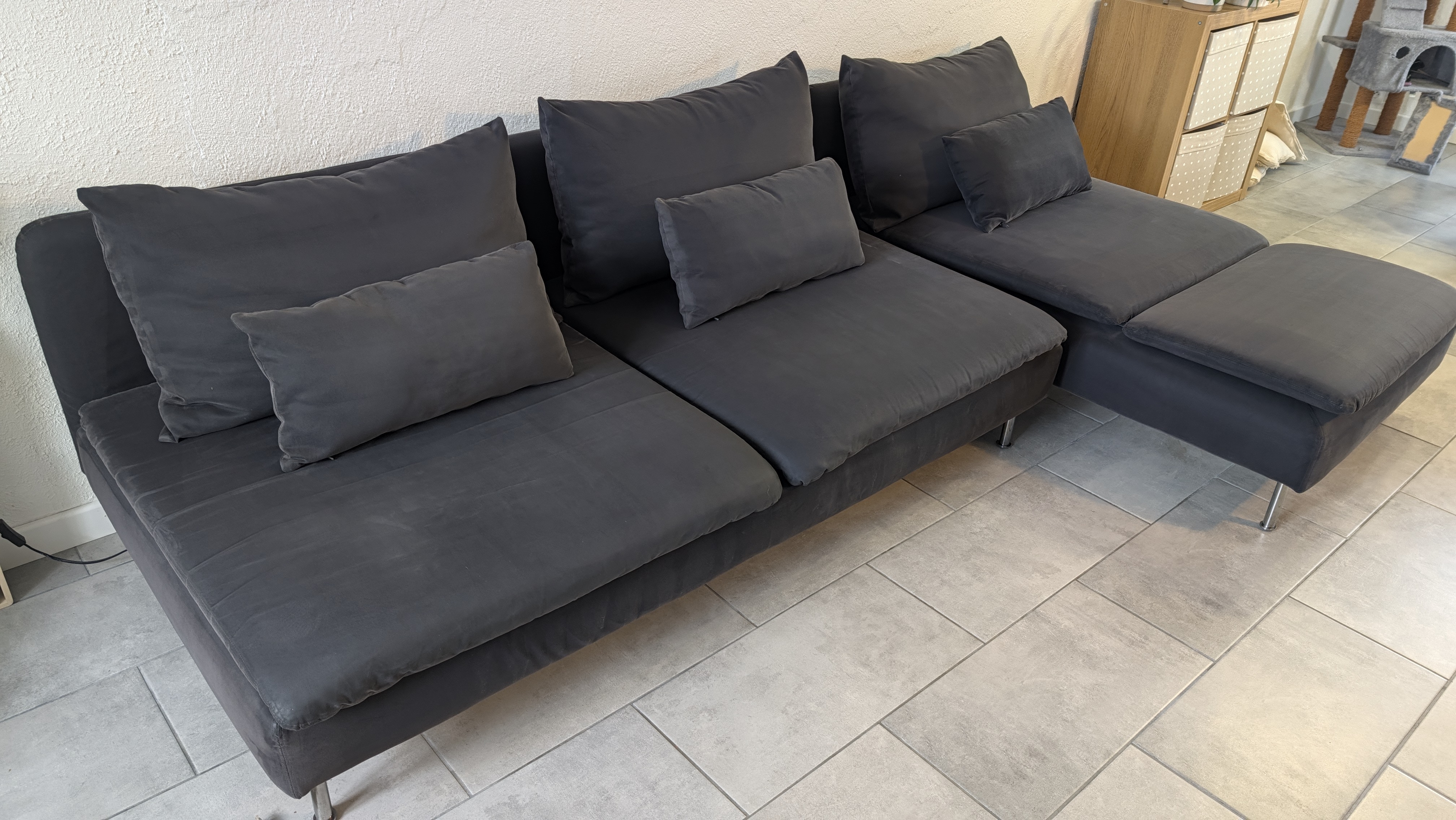 Canapé d’angle gris après nettoyage textile à domicile