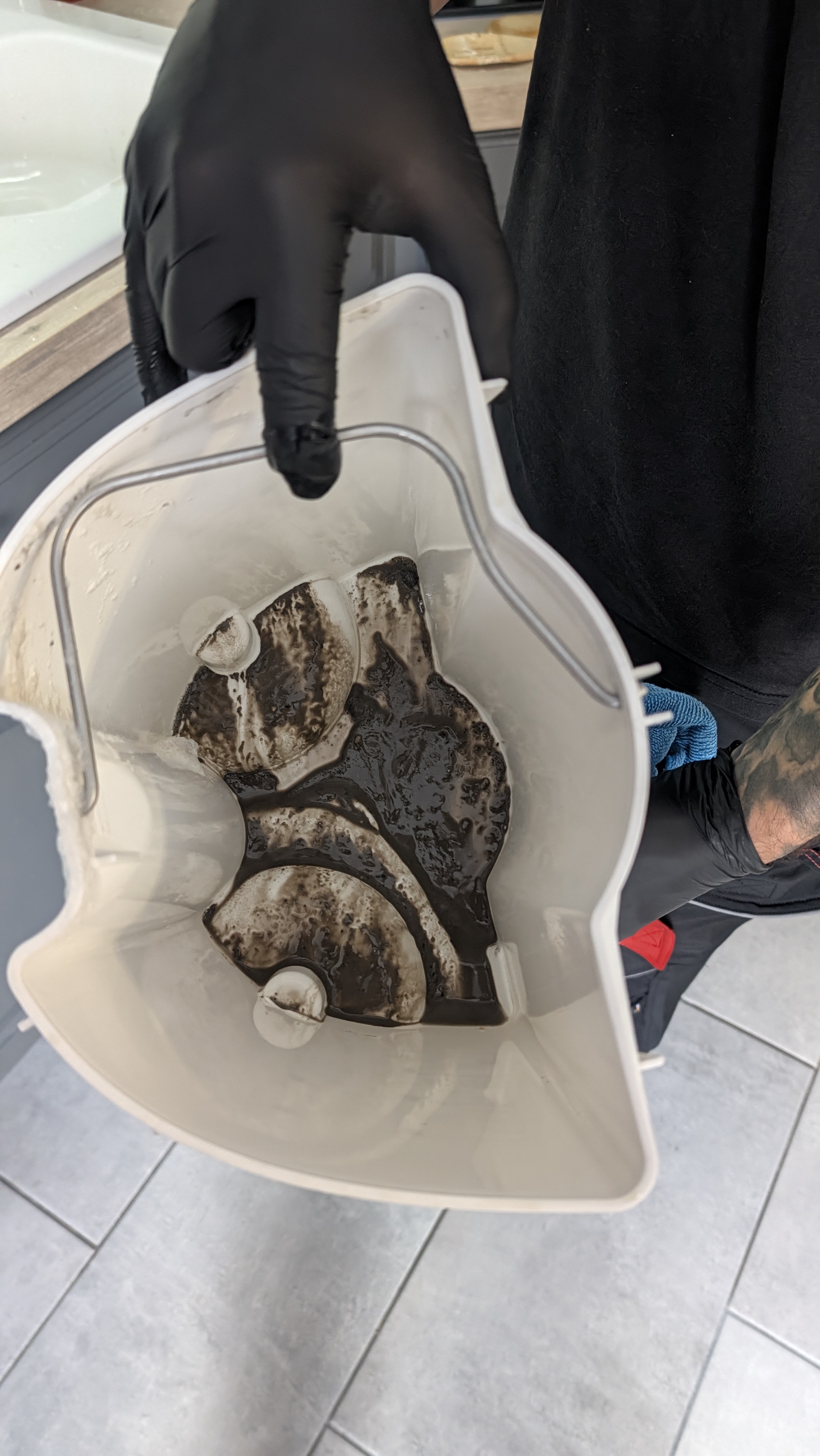 Résidus recueillis dans le réservoir après nettoyage textile